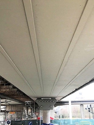 Foto von einer frisch sanierten Oberfläche auf der Brückeunterseite