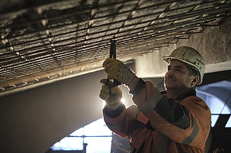 Foto von einer Person am Biegen von Bewehrung