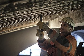 Foto von einer Person am Biegen von Bewehrung