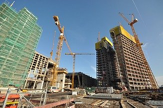 Foto einer Baustelle mit mehreren Kränen und Absperrungen