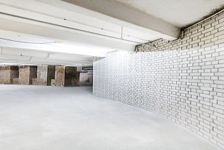 Foto eines Flures mit weißen Ziegelsteinwänden