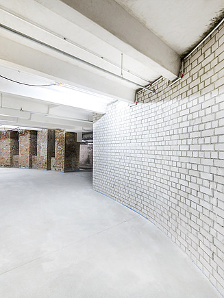 Foto eines Flures mit weißen Ziegelsteinwänden