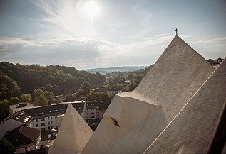 Foto von einer Kirche in Faltdachkonstruktion