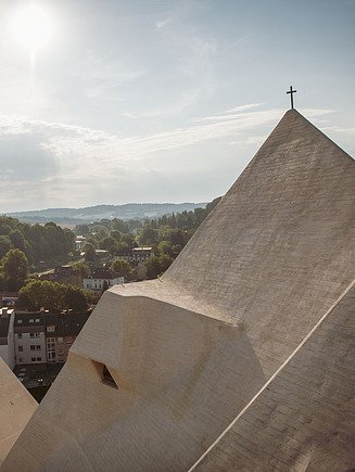 Foto von einer Kirche in Faltdachkonstruktion