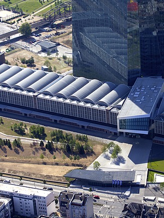 Foto von einer Halle mit angrenzendem Gebäude aus der Luft