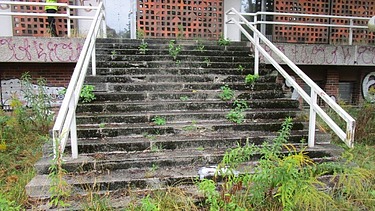Bild einer Außentreppe vor der Sanierung
