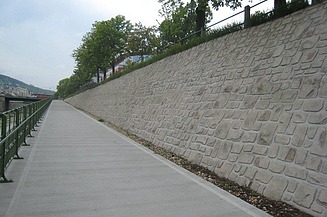 Foto von einer Mauer mit Relief-Steinmuster