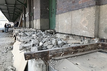 Foto von aufgebrochenem Beton und Stahlstücken