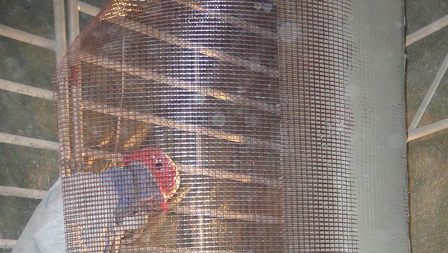 Foto einer Person mit einem Carbonfasergitter