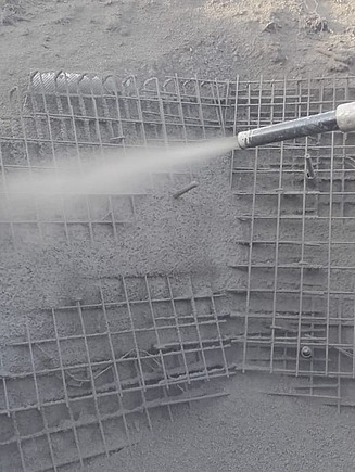 Foto von freiliegender Bewehrung mit Spritzbetonauftrag