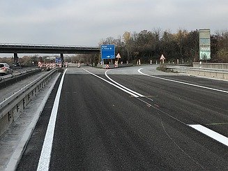 Foto einer neu sanierten Autobahnfahrbahn