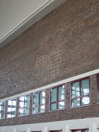 Foto von einer Backsteinfassade mit Fenstern