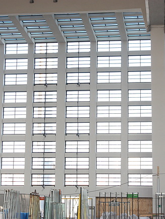 Foto einer Fensterfront einer Halle von Innen