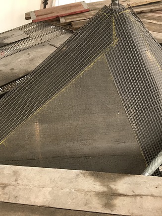 Foto von einer Spitze der Faltdachkonstruktion mit Gitternetz