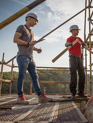 Foto von zwei Personen auf einem Gerüst 