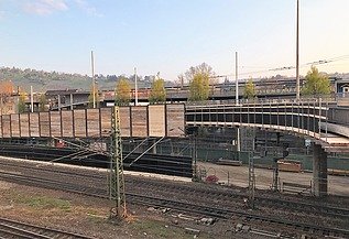 Foto einer Brücke mit Bahngleisen und Holzgerüst