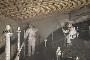 Foto von zwei Personen mit Spritzbetonlanzen in der Hand
