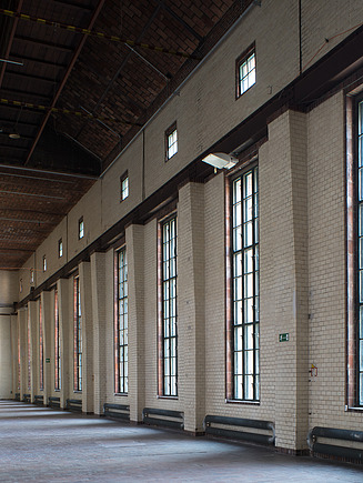 Foto einer Fensterfront mit hoher Decke von Innen