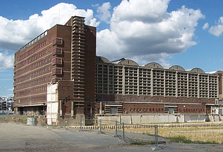 Foto einer Markthalle mit Baustellenabzäunungen 