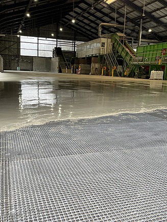 Foto von einer Halle mit Bewehrung und einer flüssigen Schicht