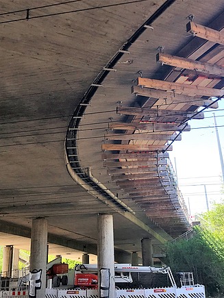 Foto von einer Brücke aus Untersicht