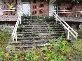 Bild einer Außentreppe vor der Sanierung