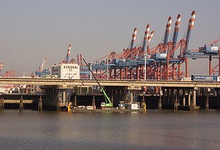 Foto von einem Hafenteil mit einer Brücke