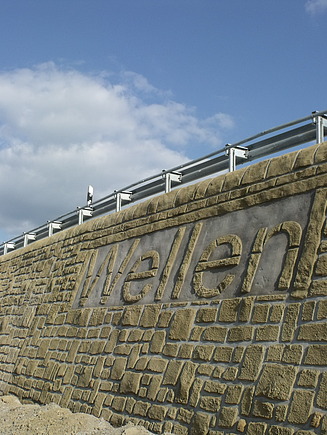 Foto von einer Steinmauer mit Schriftzug