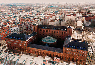 Foto eines großen Gebäudekomplexes in der Innenstadt aus der Luft