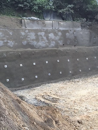 Foto von einer Baugrube mit eingesetzten Ankern