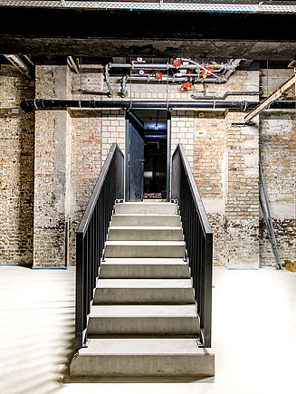 Foto einer Treppe mit Balken und Säulen