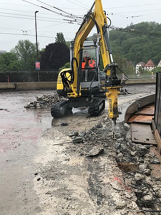 Foto von einem Bagger der Beton aufbricht 