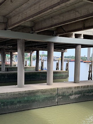 Foto mehreren Säulen an der Brückenunterseite mit Wasser