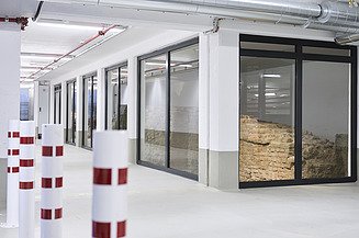 Foto von einer Mauer in einem Glascontainer