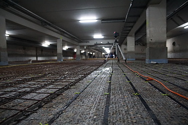 Foto von freiliegender Bewehrung und einer Messapparatur