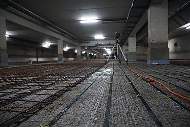 Foto von freiliegender Bewehrung und einer Messapparatur