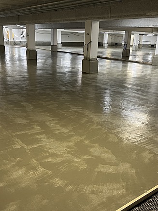 Foto von einer Lagerhalle mit frischem Carbonbeton