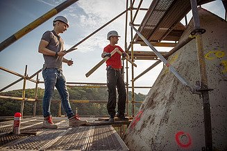 Foto von zwei Personen auf einem Gerüst