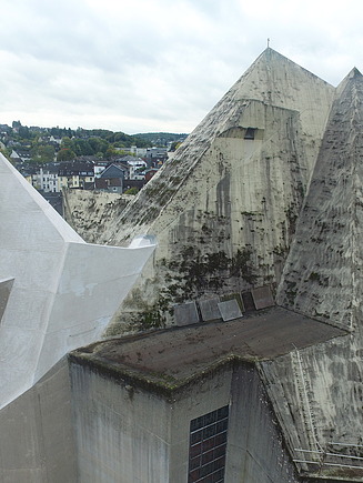 Foto der sanierten und nicht-sanierten Oberfläche der Kirche