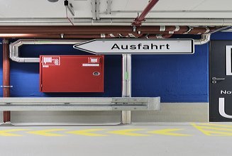 Foto eines Garagenausgangs mit Schild