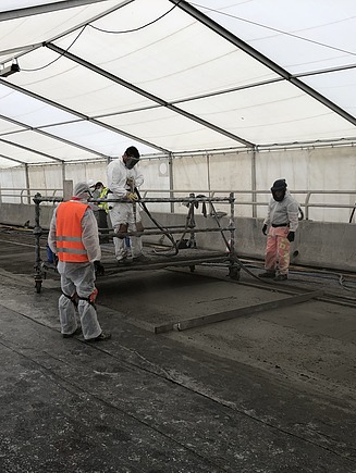 Foto mehreren Personen in einem Zelt am arbeiten