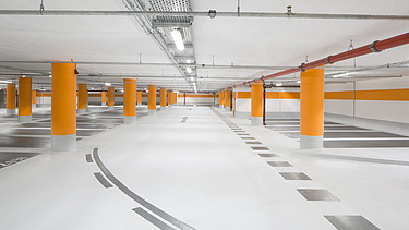Foto von einer Tiefgarage mit orangenen Akzenten