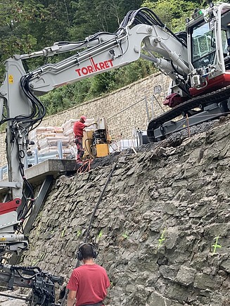 Foto von einem Bagger an einem Hang