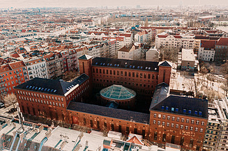 Foto eines großen Gebäudekomplexes in der Innenstadt aus der Luft