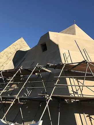 Foto von einer Kirche mit Gerüsten an der Fassade