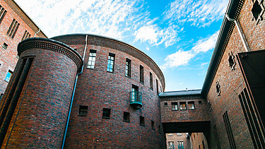 Foto von einem alten Gebäude aus dunkelroten Steinen