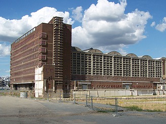 Foto von einer Halle von außen mit angrenzendem Gelände