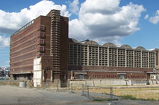 Foto einer Markthalle mit Baustellenabzäunungen 