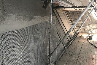 Foto von Bewehrungsmatten und einem Gerüst