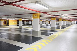 Foto einer Tiefgarage mit schwarz-gelben Markierungen